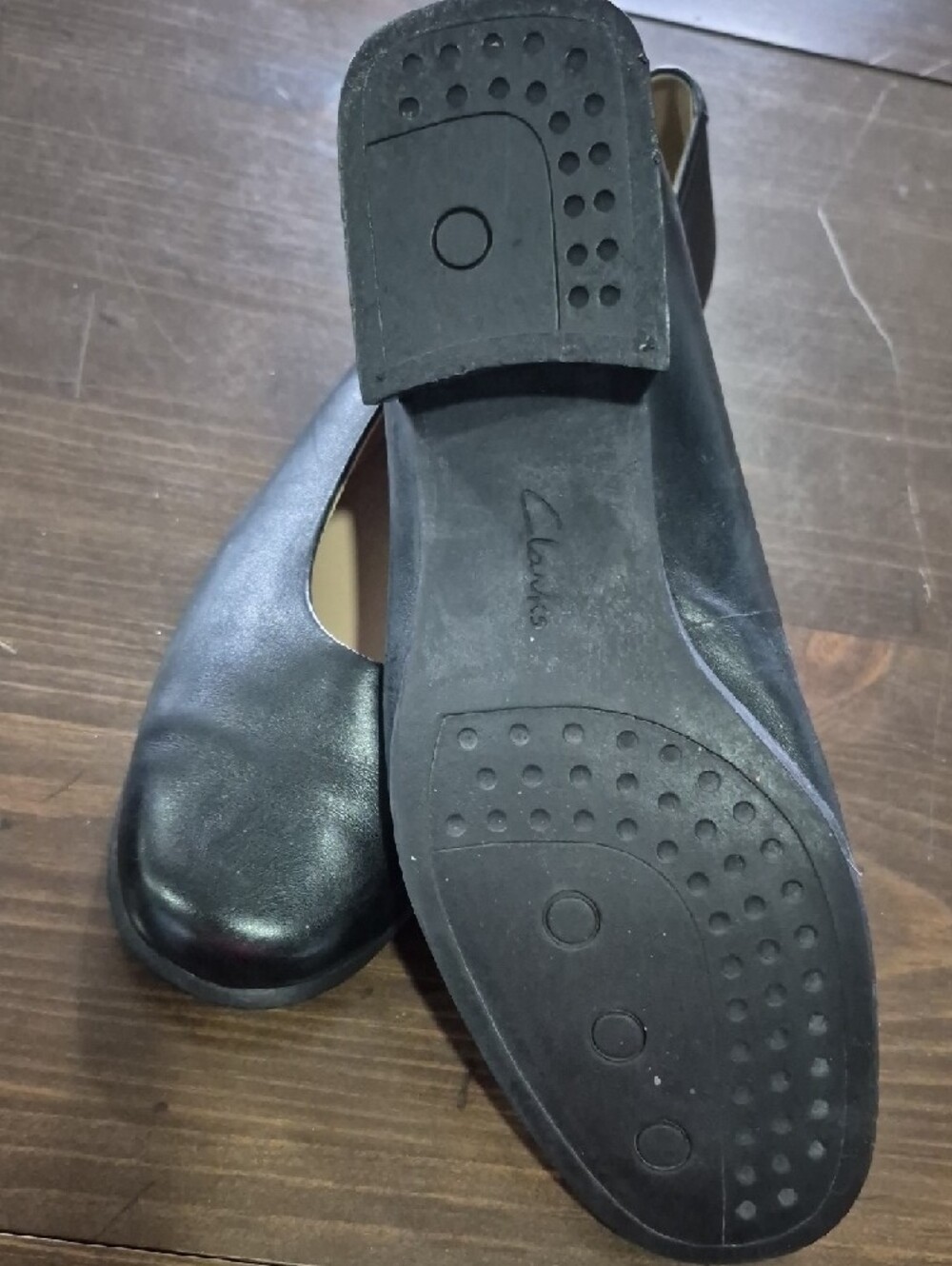 Clarks Women's Black Leather Round-Toe Ballet Flats - Picture 3 of 3